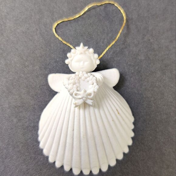 🎅 Margaret Furlong Ornament Vintage 1995 Shell Angel Wreath Porcelain Ceramic - Picture 1 of 7